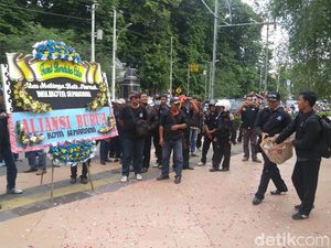 Tuntutan UMK Tak Dipenuhi, Buruh Semarang Tabur Bunga di Balai Kota