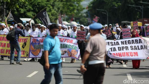 Massa aksi 2411 Orasi di Bareskrim