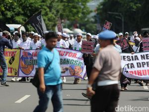 Massa aksi 2411 Orasi di Bareskrim Massa aksi 2411 Orasi di Bareskrim