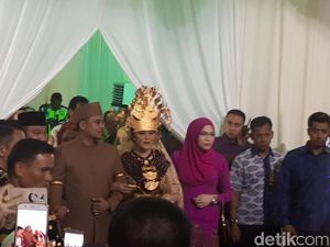 Kahiyang-Bobby Hadiri Manortor Semalam Suntuk di Medan Kahiyang-Bobby Hadiri Manortor Semalam Suntuk di Medan