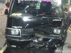 Mobil Tabrak Pembatas Jalan di Underpass Tanah Abang