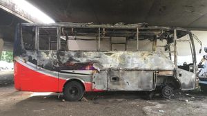 Bangkai Bus yang Ludes Terbakar di Slipi
