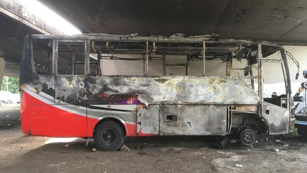 Bangkai Bus yang Ludes Terbakar di Slipi