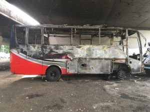 Bangkai Bus yang Ludes Terbakar di Slipi