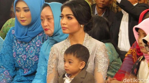 Saat Selvi Menantu Jokowi Pangku Jan Ethes di Pesta Adat Kahiyang
