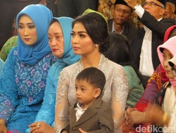 Gemas! Ethes Anteng Banget di Resepsi Kahiyang-Bobby di Medan