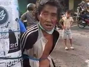 Beredar Video Seorang Kakek Diduga Gangguan Jiwa Diikat di Tiang Beredar Video Seorang Kakek Diduga Gangguan Jiwa Diikat di Tiang