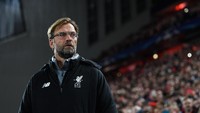 Santai sebelum badai. Beginilah salah satu wajah kalem Klopp sebelum Liverpool bertanding. Foto: Michael Regan/Getty Images