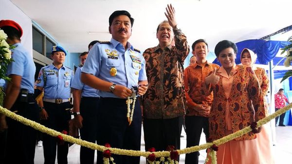 Momen saat CT dan KSAU Resmikan Airforce Mart di Bandara Halim