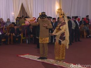 Pesta Adat Berlanjut, Kahiyang Ayu Ganti Kebaya dari Oranye Jadi Emas Pesta Adat Berlanjut, Kahiyang Ayu Ganti Kebaya dari Oranye Jadi Emas