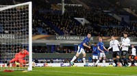 Gawang Everton kembali kebobolan. Gawang yang dikawal Robles dibobol oleh Robin Gosens. Reuters/Carl Recine