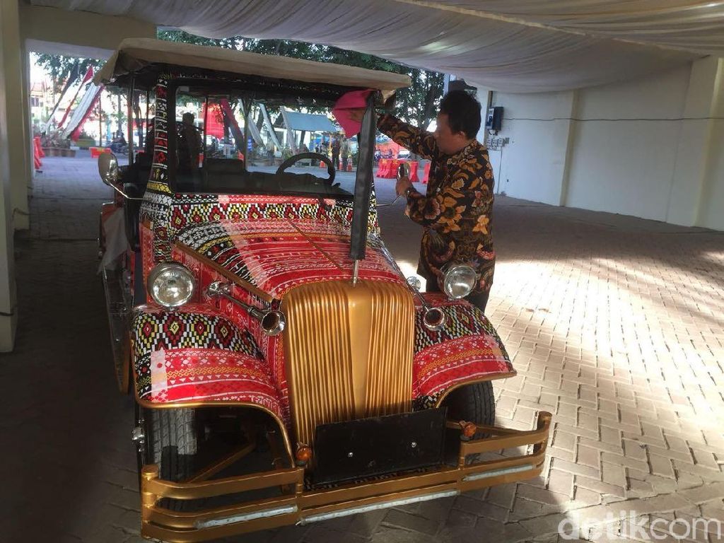 Shuttle Car Bermotif Ulos Siap Antar Jokowi di Prosesi Adat Kahiyang-Bobby Shuttle Car Bermotif Ulos Siap Antar Jokowi di Prosesi Adat Kahiyang-Bobby