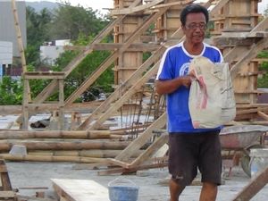 Wakil Kepala SDN Ini Nyambi Jadi Kuli Bangunan