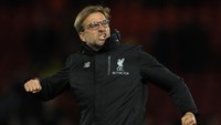 Sembari mengepalkan tangannya Klopp merayakan gol atau kemenangan Liverpool atas lawannya. Saking bersemangatnya, Klopp mengaku sering mematahkan kacamatanya sendiri. Foto: Richard Heathcote/Getty Images