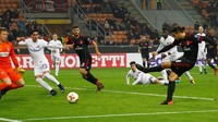Dalam pertandingan di San Siro, Jumat (24/11/2017) dini hari WIB, Milan sempat kebobolan lebih dulu lewat gol Christoph Monschein di menit ke-21. Tapi Ricardo Rodriguez mencetak gol balasan enam menit kemudian. Foto: Alessandro Garofalo/Reuters
