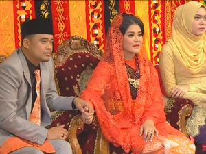 Eratnya Genggaman Tangan Kahiyang-Bobby Saat Pesta Adat