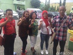 Relawan Jokowi Dapat Pin Khusus untuk Ikut Kirab Kahiyang-Bobby