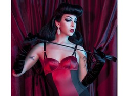 Ini Transgender Pertama yang Didaulat Jadi Model Lingerie