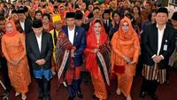 Saat Jokowi dan Iriana Diulosi di Pesta Adat Kahiyang-Bobby