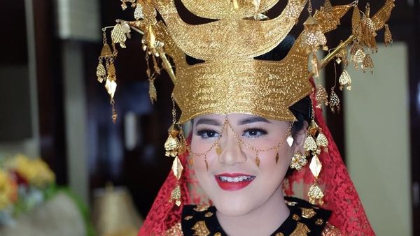 Foto: Cantiknya Kahiyang Ayu Berbibir Merah Merona di Pesta Adat