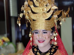 Kahiyang: Senang Pakai Bulang, Nari Tortor, Jadi Boru Siregar Kahiyang: Senang Pakai Bulang, Nari Tortor, Jadi Boru Siregar