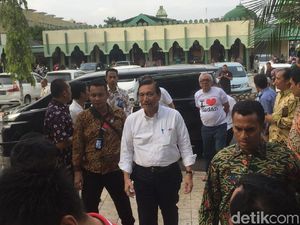 Luhut dan Ruhut Temui Relawan Jokowi di Asrama Haji Medan