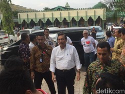 Luhut dan Ruhut Temui Relawan Jokowi di Asrama Haji Medan