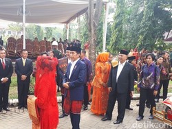 Jokowi Disambut Tortor Mundur di Puncak Pesta Adat Kahiyang-Bobby