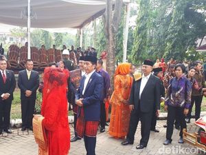 Jokowi Disambut Tortor Mundur di Puncak Pesta Adat Kahiyang-Bobby Jokowi Disambut Tortor Mundur di Puncak Pesta Adat Kahiyang-Bobby