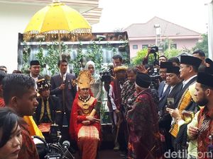 Kahiyang-Bobby Diperciki Air Saat Marpangir, Ini Maknanya Kahiyang-Bobby Diperciki Air Saat Marpangir, Ini Maknanya