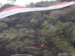 Pesona Tebing Batu Raksasa dan Kebunan Teh di Batu Tumpang Garut