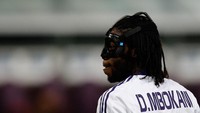 Pemain Anderlecht, Dieudonne Mbokani, makin sangar dengan memakai topeng di wajahnya. Foto: Dean Mouhtaropoulos/Getty Images