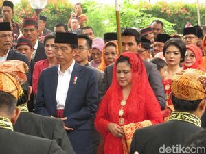 Gaya Iriana Jokowi Manortor Pakai Kebaya Merah di Pesta Adat Kahiyang-Bobby Gaya Iriana Jokowi Manortor Pakai Kebaya Merah di Pesta Adat Kahiyang-Bobby