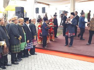 Keluarga Bobby Geladi Jelang Kedatangan Jokowi di Mata Ni Horja