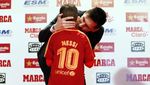 Senyum Semringah Messi di Antara 4 Sepatu Emas Eropa