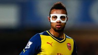 Topeng dengan warna sama dipakai oleh gelandang Arsenal, Francis Coquelin, saat melawan Queens Park Rangers, Maret 2015. Foto: Julian Finney/Getty Images