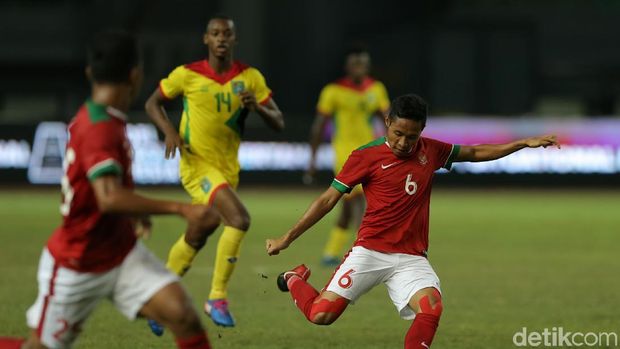 Evan Dimas Darmono saat membela Timnas Indonesia menghadapi Guyana dalam laga uji coba di Stadion Patriot Candrabhaga, Bekasi, Sabtu (25/11/2017).