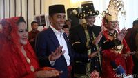 Ekspresi Jokowi-Iriana dan Kahiyang-Bobby Saat Manortor di Depan Wartawan
