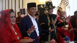 Ekspresi Jokowi-Iriana dan Kahiyang-Bobby Saat Manortor di Depan Wartawan