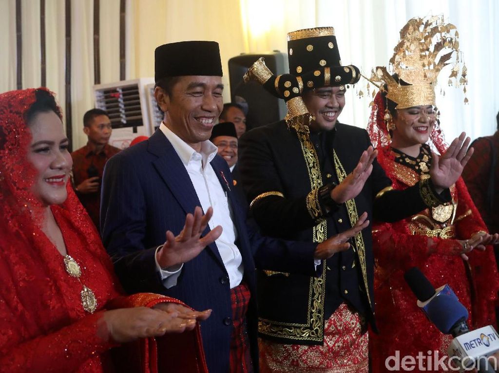 Ekspresi Jokowi-Iriana dan Kahiyang-Bobby Saat Manortor di Depan Wartawan