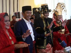 Ekspresi Jokowi-Iriana dan Kahiyang-Bobby Saat Manortor di Depan Wartawan Ekspresi Jokowi-Iriana dan Kahiyang-Bobby Saat Manortor di Depan Wartawan