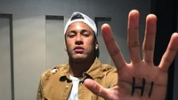 Dengan uang tersebut, Neymar bisa dengan mudah belanja bermacam barang. Kalau untuk jajan kerak telor sih bsia dapat 2.160 porsi.  (instagram Neymar Jr.)