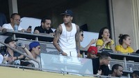 Neymar Jr. bersama aktor Jamie Foxx menghadiri pertandingan Copa America Centenario Grup B antara Brasil dengan Ekuador di Rose Bowl pada 4 Juni 2016.  (Kevork Djansezian/Getty Images)
