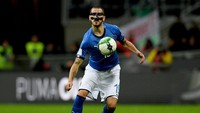 Patah hidung memaksa bek Italia, Leonardo Bonucci, memakai topeng pelindung pada laga play-off Piala Dunia 2018 melawan Swedia belum lama ini. Foto: Claudio Villa/Getty Images