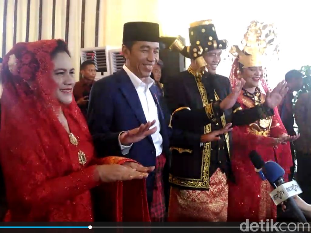 1..2..3... Ini Gaya Jokowi-Iriana Manortor Ulang di Depan Wartawan