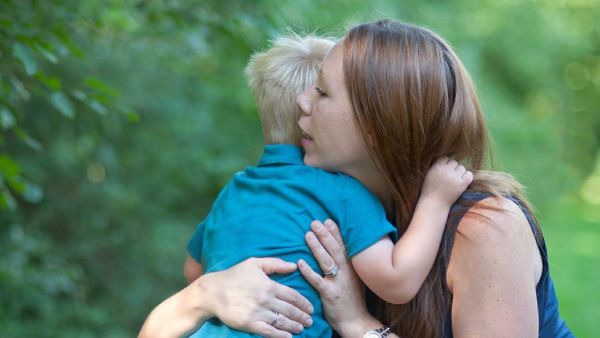 Potret Indah Hangatnya Pelukan Bunda untuk si Kecil