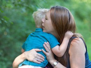 Potret Indah Hangatnya Pelukan Bunda untuk si Kecil