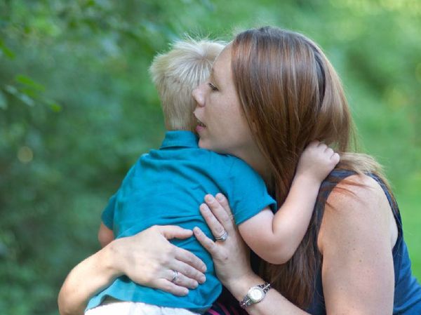Potret Indah Hangatnya Pelukan Bunda untuk si Kecil