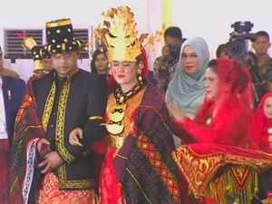 Horas! Jokowi dan Iriana Ulosi Kahiyang-Bobby