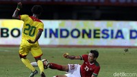 Guyana berusaha menghentikan serangan timnas Indonesia.